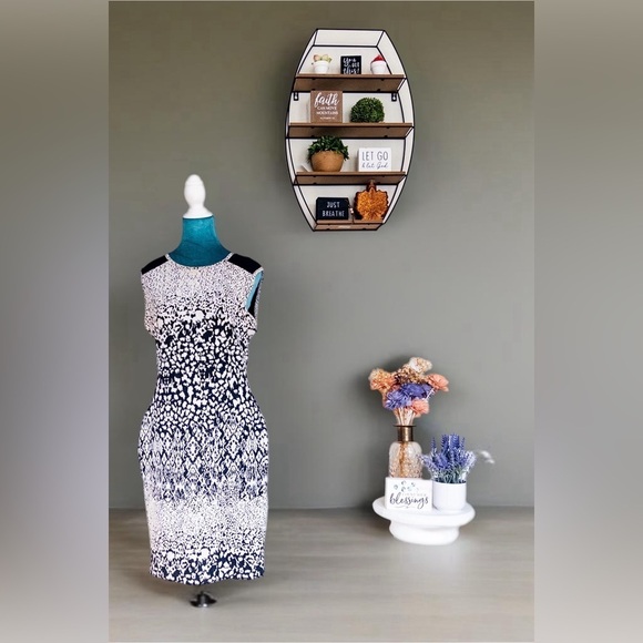 Stunning Carmen Marc Valvo Dress: Eye-Catching Patterns, Size S – Stand Out! - Picture 2 of 12